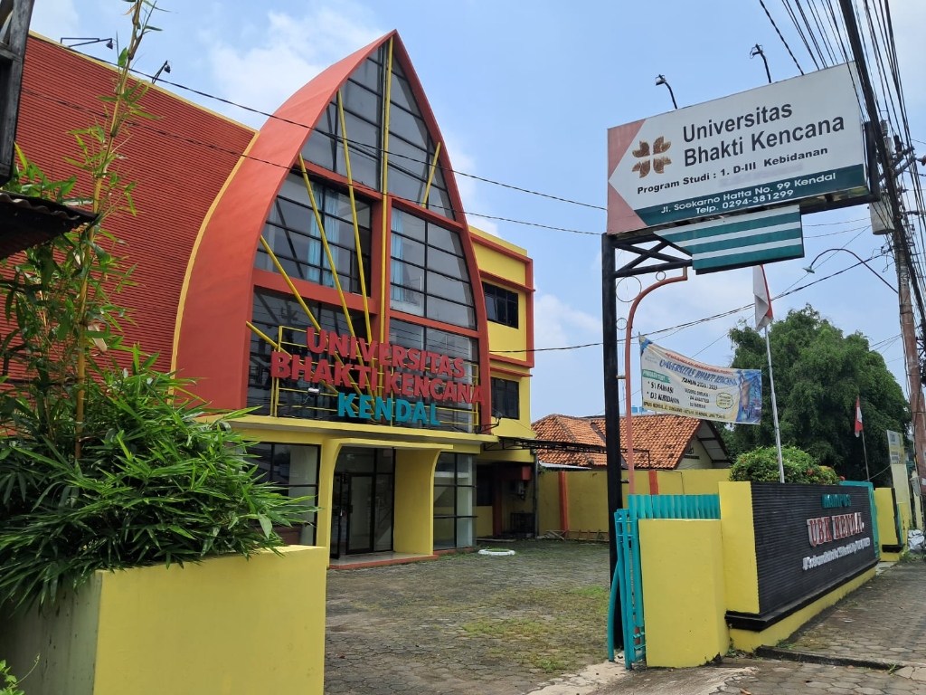 Gedung UBK Kendal dengan Penanda