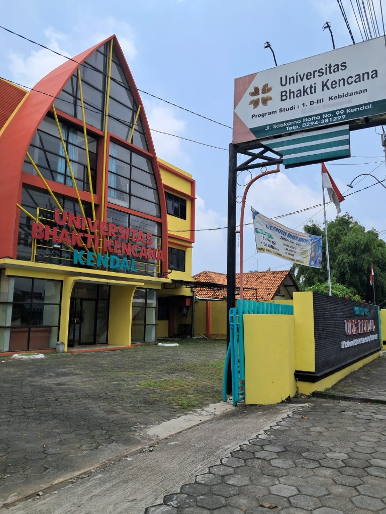 Gerbang Masuk Kampus UBK Kendal